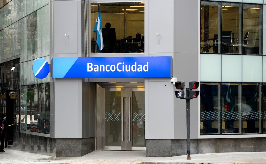Los bancos empezaron a subir las tasas de los plazos fijos y tratan que los ahorros no vayan al dólar