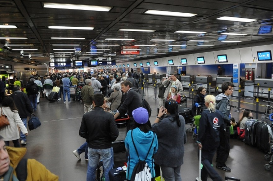 Demoras y 120 vuelos cancelados de Aerolíneas Argentinas en Aeroparque y Ezeiza