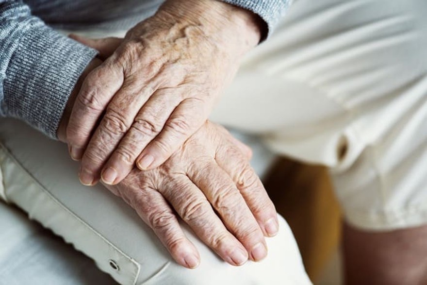 Qué es la osteoporosis, cuáles son las causas y qué síntomas provoca