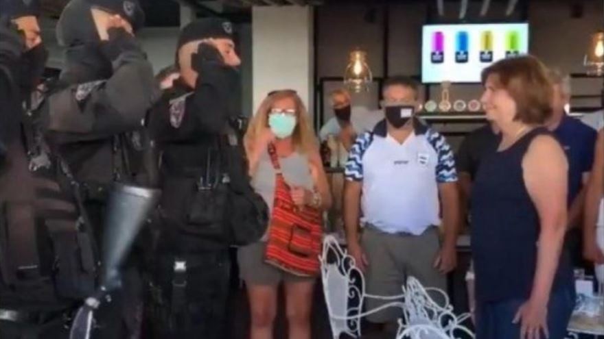 Polémica reacción: se viralizó el video de los policías saludando a Patricia Bullrich con la venia