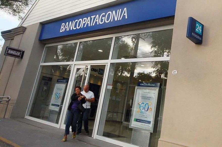 Multan a Banco Patagonia por cobros indebidos a beneficiarios del bono IFE