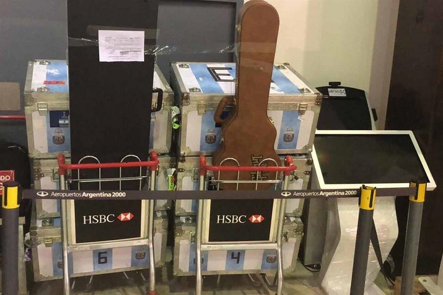 Cruce entre la AFIP y la AFA: denuncian que la Selección ingresó electrónica sin declarar en Ezeiza