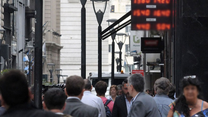 Tras el retiro de depósitos por u$s1.500 millones sólo en una semana, la City se pregunta si la crisis entró en una nueva fase
