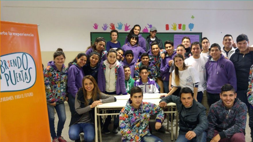 Reconocen a la cámara de centros de contacto por un programa educativo