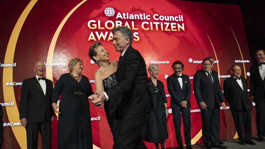 Video: Macri sorprendió en Nueva York y se puso a bailar sobre el escenario