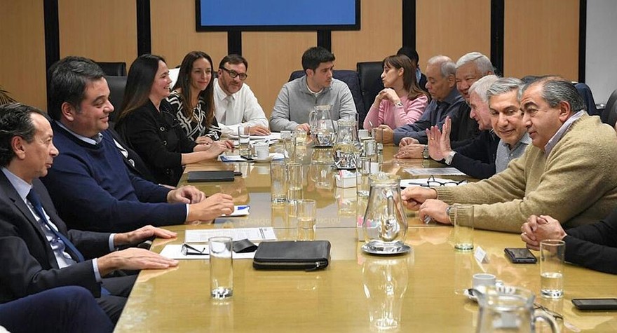 El Gobierno, con problemas para acordar con empresarios y CGT la letra chica del bono por decreto