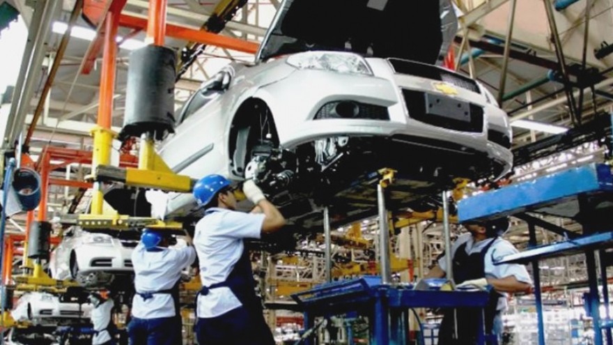 Crecen exportaciones de autos pero no compensan el derrumbe de las ventas internas