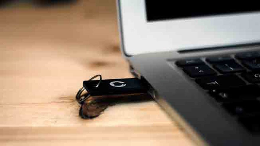 Un estudiante utiliza un USB para destruir computadoras de su universidad valoradas en 58.000 dólares