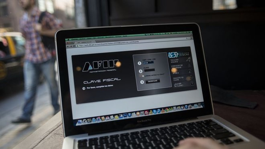 Facturas truchas: la AFIP envía notas a las empresas