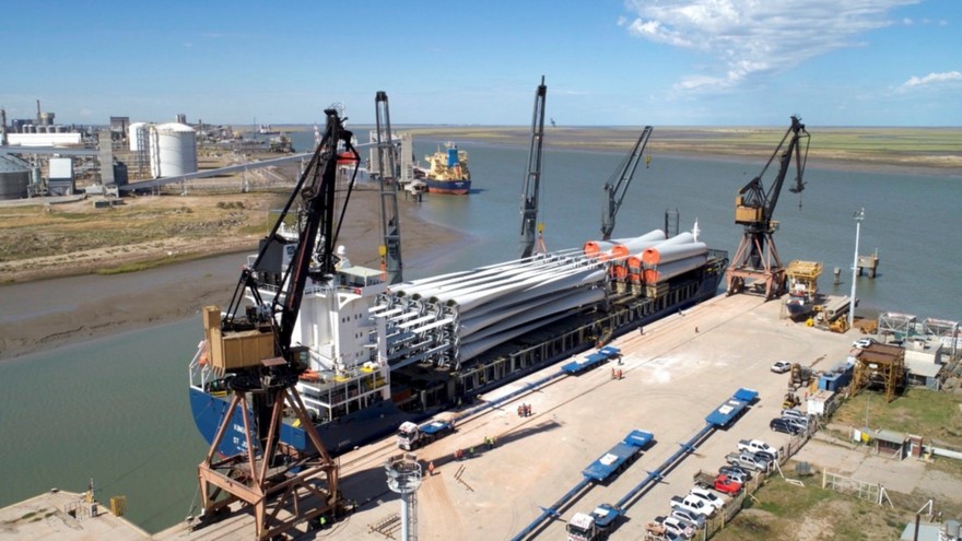 Llegaron al puerto nuevos equipos para un parque eólico de YPF Luz