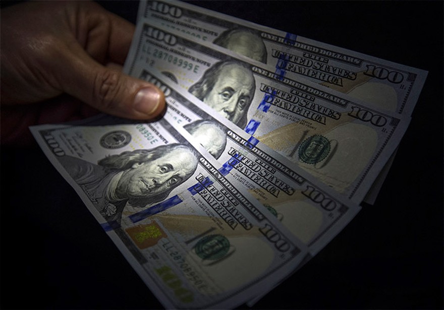 Con la mira puesta en una nueva licitación de Letes y Lecap, el dólar bajó 12 centavos y cerró $44,84