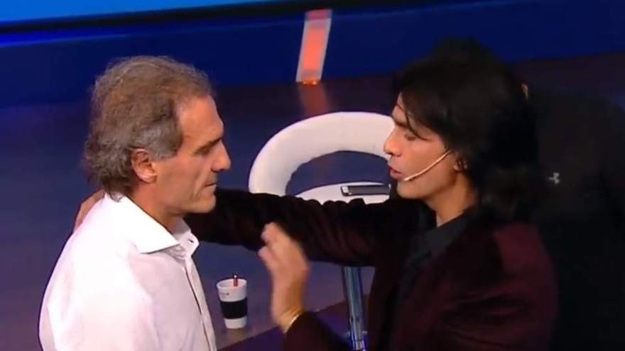 Video: Tusam hipnotizó a Oscar Ruggeri en vivo