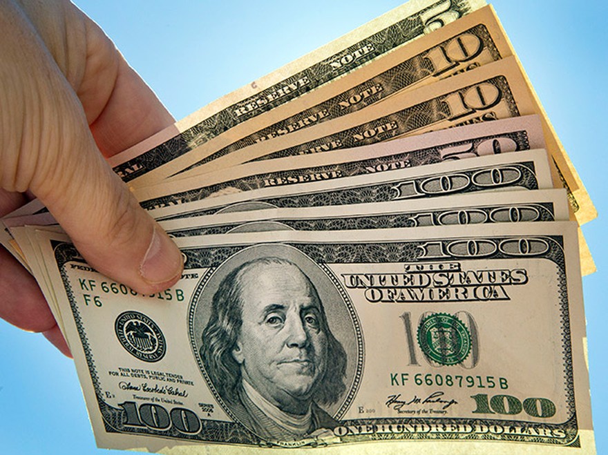 En una jornada marcada por algunos altibajos, el dólar retrocedió casi 20 centavos y cerró a $43,52