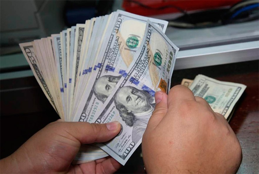 En un clima de pesimismo y con el riesgo país por las nubes, el dólar rozó los $45