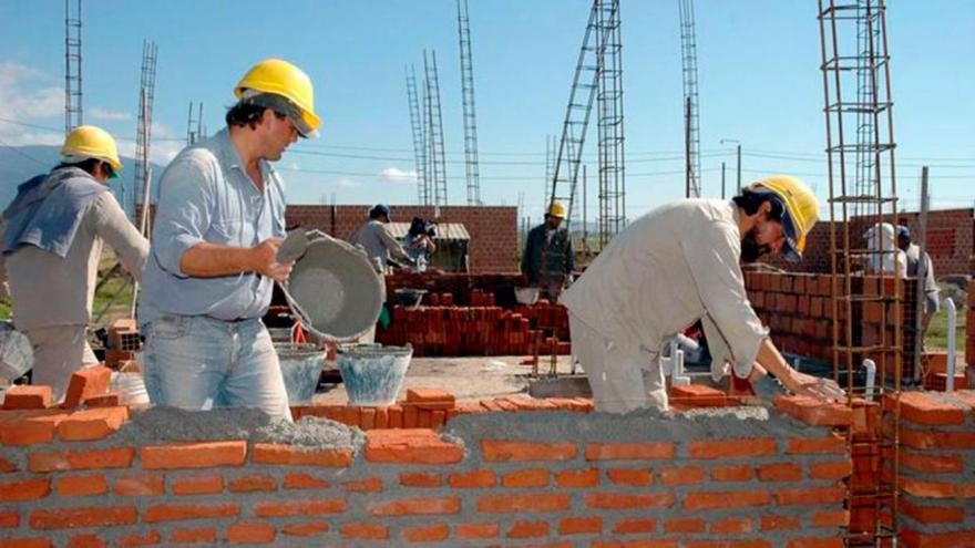 Cierran más paritarias: la UOCRA y trabajadores del seguro lograron subas récord