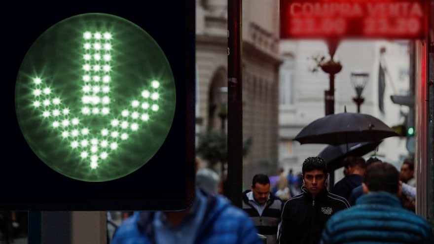 El dólar sigue en caída libre y economistas se preguntan si el Gobierno debe intervenir