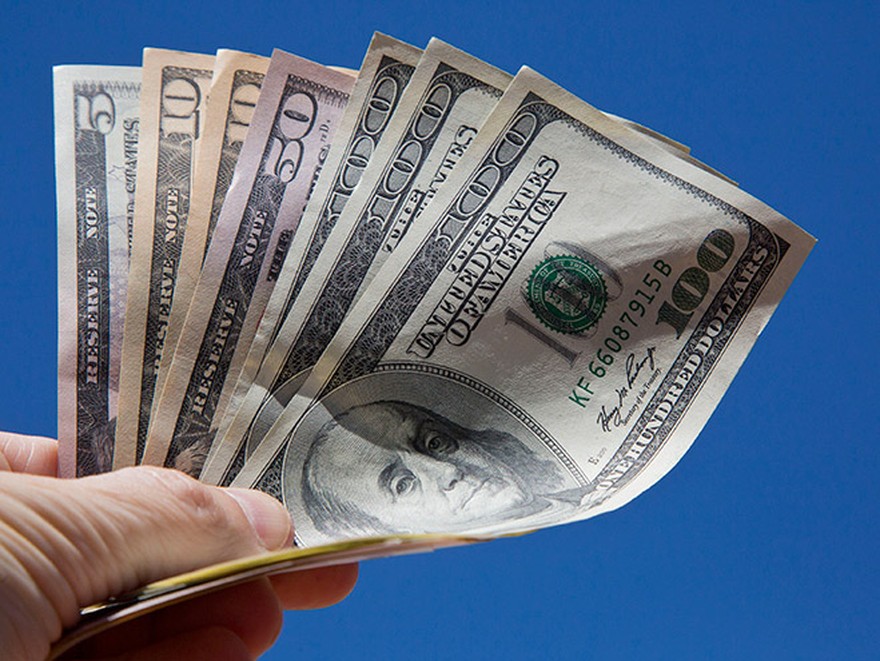 En el inicio de la semana, el dólar saltó 55 centavos y cerró a $43,40 en agencias y bancos de la City