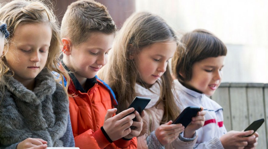 ¿Cuánto tiempo puede navegar un niño en su teléfono móvil?