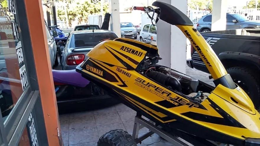 Cae banda de funcionarios: secuestran yates, autos de alta gama y motos de agua