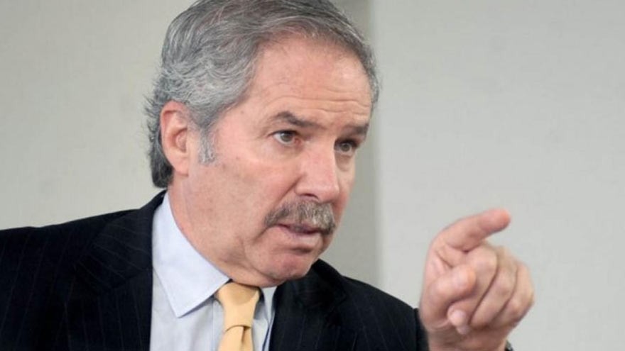 Felipe Solá descartó un cepo pero dijo que "va a haber que tomar alguna medida" para limitar la salida de dólares
