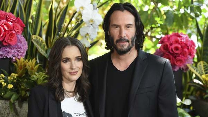 Keanu Reeves genera un debate en las redes por no tocar a las mujeres en las fotos