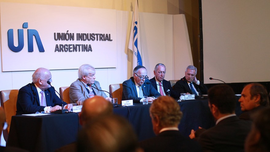 Industriales aceptaron el cepo al dólar como una medida "patriótica" para evitar una crisis mayor