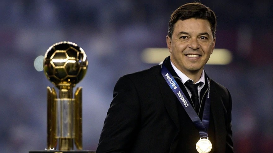Los increíbles precios que se pagaron por el saco de Gallardo y una réplica de la Copa Libertadores