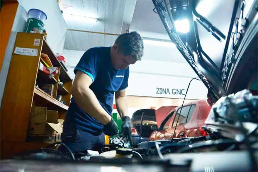 Aumenta la reconversión al GNC: cada tres minutos un auto va al taller para circular a gas
