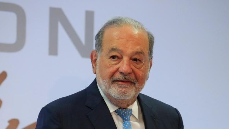 El multimillonario Slim ataca a sus competidores AT&T y Telefónica