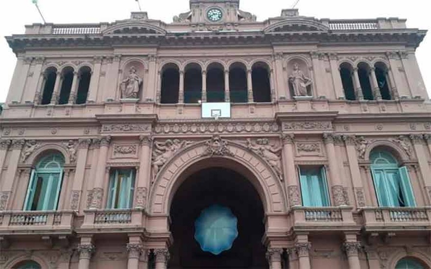 Casa Rosada amaneció con un aro de básquet en reconocimiento a los subcampeones