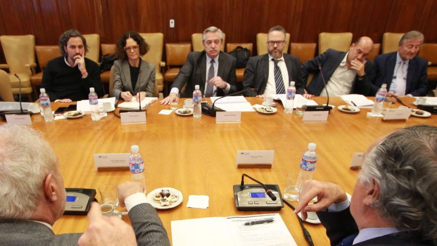 Precios, salarios y empleo: Alberto quiere un Consejo Económico por ley y ya busca regular la canasta alimentaria