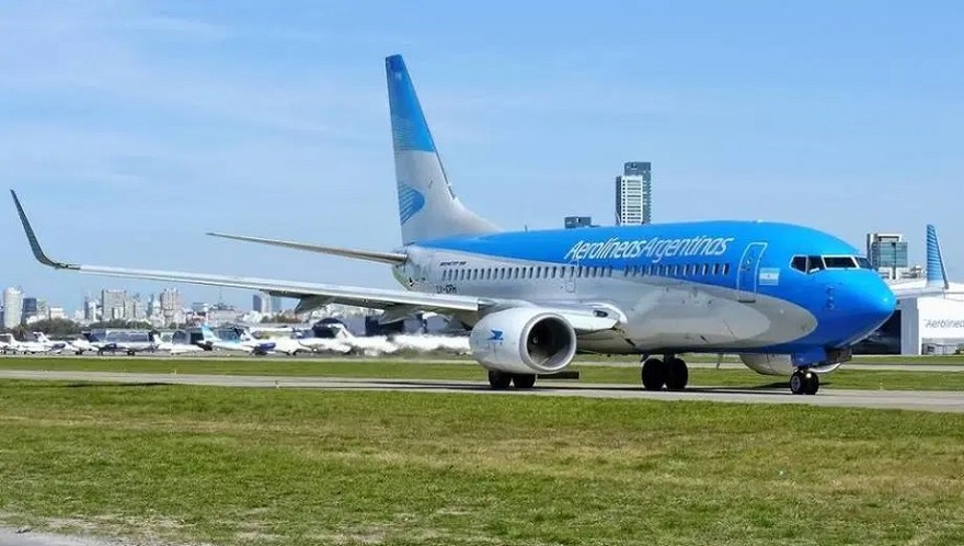 Los viajes al exterior de empresas argentinas pagados en pesos no tendrán el impuesto del 30%