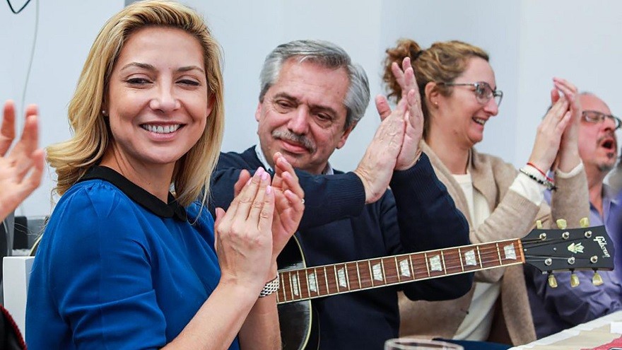 La novia de Alberto F. ya se prueba el traje de primera dama: definiciones sobre pobreza, aborto y el rol de la mujer