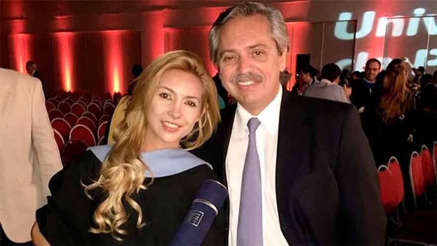 Qué dice la tesis de la actual pareja de Alberto F. sobre la pelea entre Clarín y el kirchnerismo
