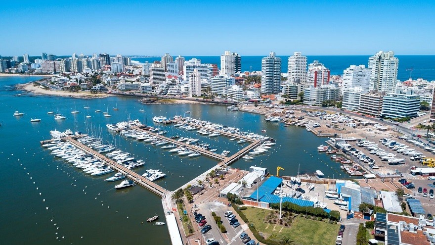 Con promociones, precios congelados y sin IVA: así espera Uruguay la llegada de 400.000 turistas argentinos