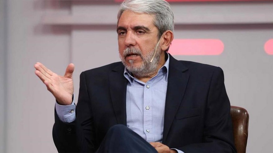 Aníbal Fernández discutió con Martín Tetaz a través de Twitter: "Cerrá el pico otario"