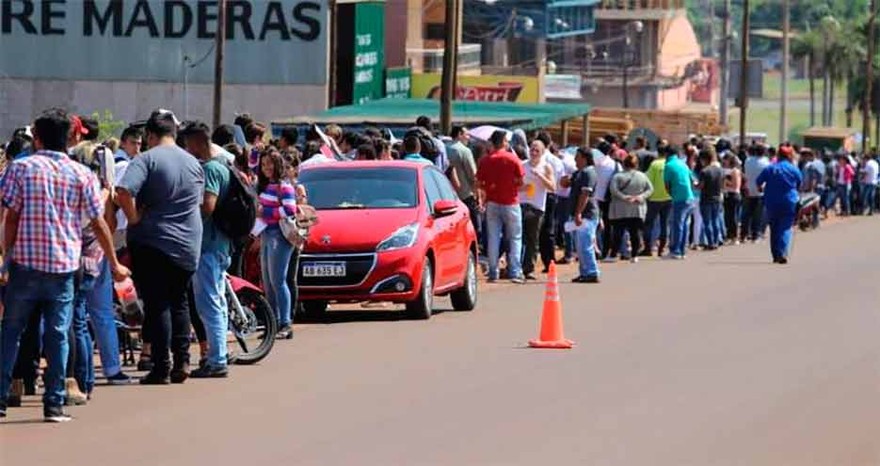Cola de casi un kilómetro por 15 empleos en una panadería en Misiones