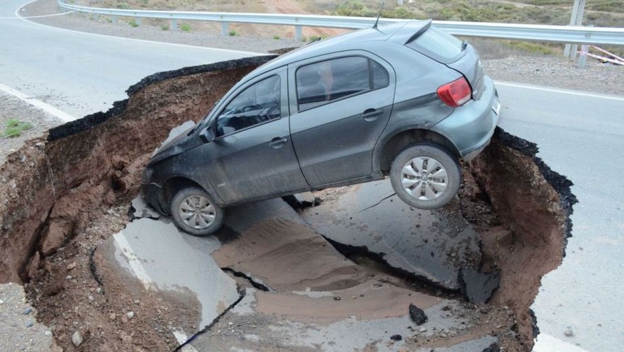 Fotos y videos: el asfalto cedió y se "tragó" a un auto en una autovía que había visitado Dietrich en campaña