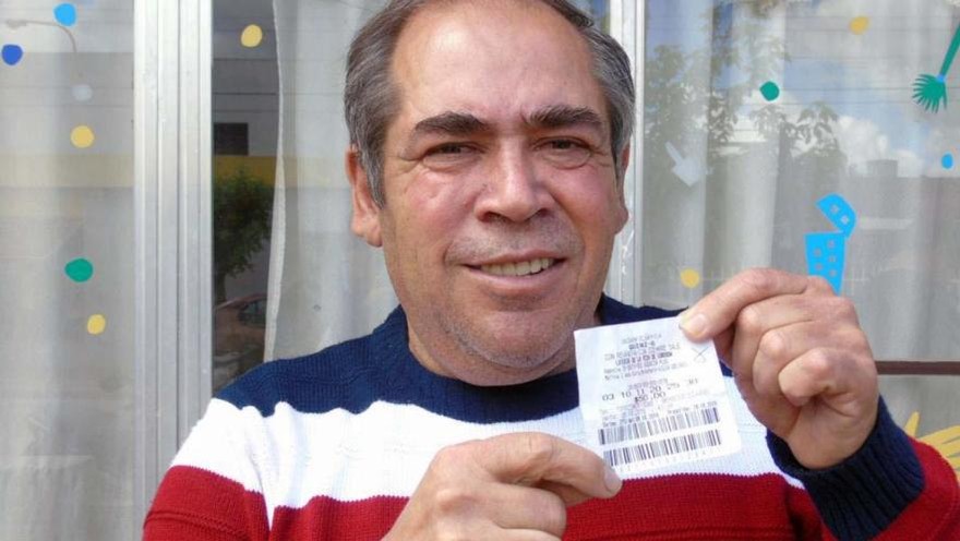 Ganó un Quini millonario en Córdoba, festejó y cobró, pero una compañera de trabajo dice que la boleta era de ella