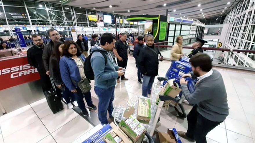 Cientos de viajeros quedaron atrapados por el toque de queda en el aeropuerto de Santiago de Chile