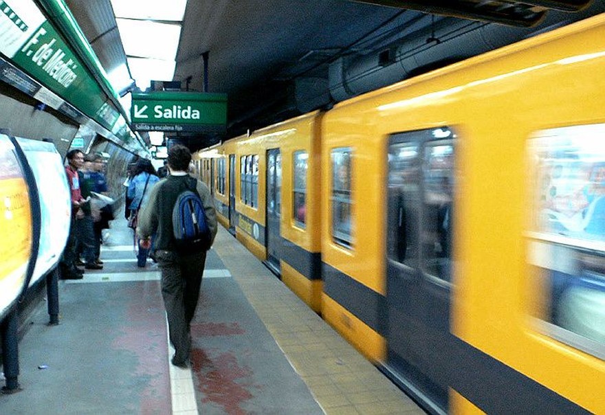 Reclamo en la línea B: qué es el asbesto, la sustancia presente en los subtes porteños