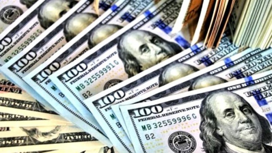 En una jornada limitada por el feriado bancario, el dólar blue baja y se achica la brecha con el oficial