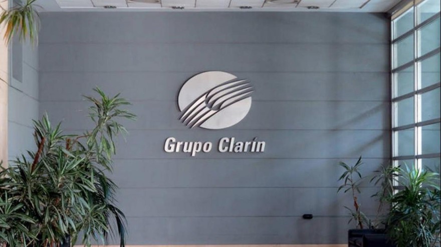 Antes del final de su mandato, Macri adjudica a Clarín una nueva frecuencia de radio FM
