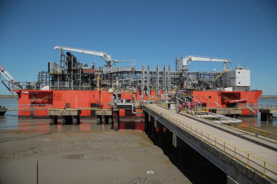 YPF hará primera exportación de gas licuado de su historia como último acto en la era macrista