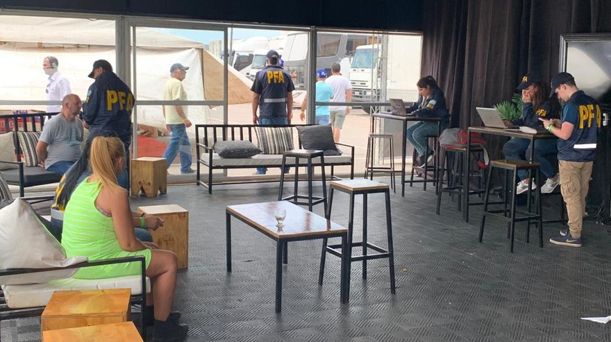 Escándalo en el automovilismo: detienen a una mujer acusada de prostituir promotoras en plena carrera del TN