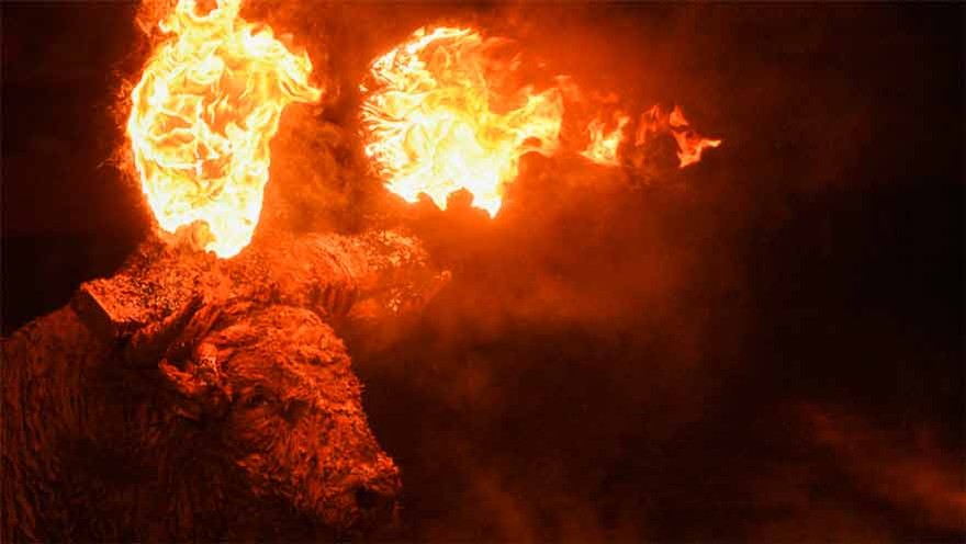 Video: un toro con bolas de fuego en sus astas corre aterrorizado en una tradicional fiesta española