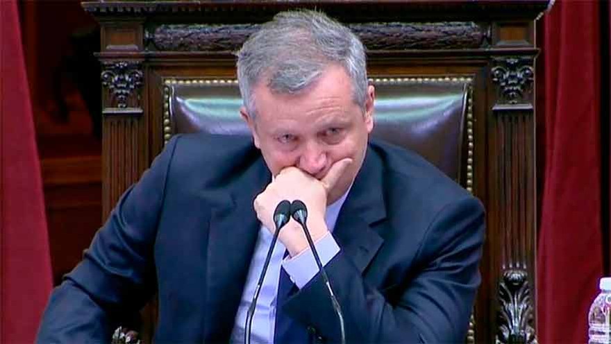 Video: el llanto de Monzó al recibir el reconocimiento de diputados en la última sesión del año