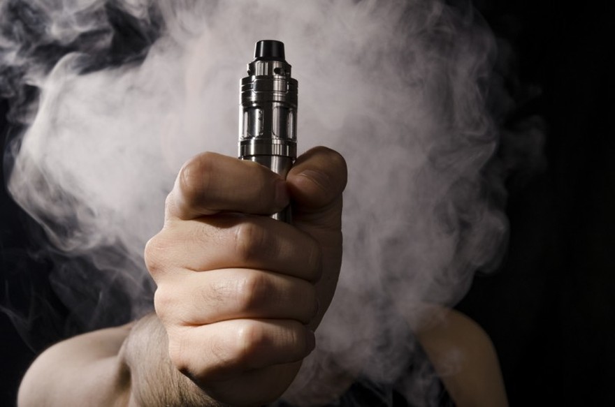 "Vapers", en la mira nuevamente: la Asociación Médica Estadounidense pidió prohibir su uso