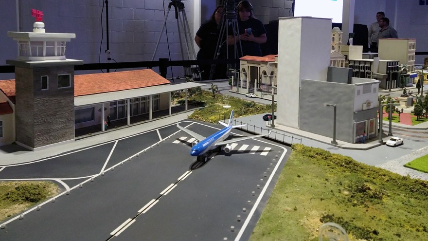 Impulsan la educación en robótica con una maqueta programable
