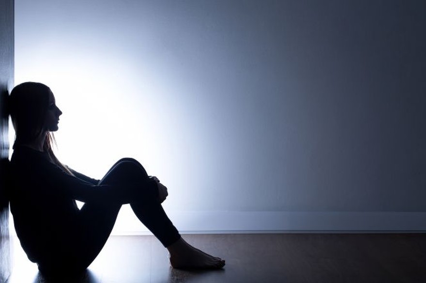 ¿Cuántas personas se suicidan y qué hacen los gobiernos al respecto?